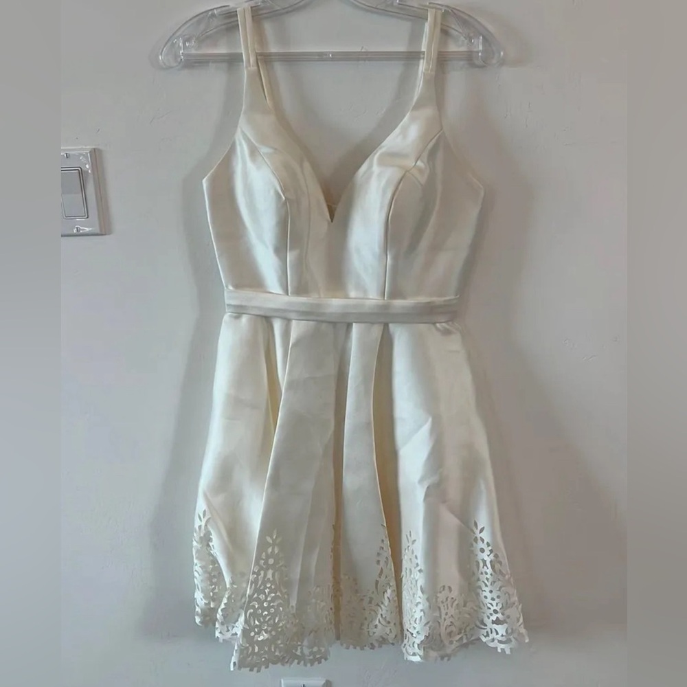 Elegant White Sleeveless Dress